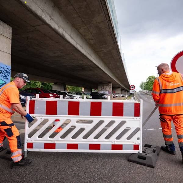 Die Friedrich-Ebert-Brücke (Rheinbrücke Nord), eine wichtige Ost-West-Autobahnbrücke, ist ab sofort dicht: Wegen Schäden am Tragwerk sperrt die Autobahn GmbH die A565-Rheinbrücke Bonn-Nord.