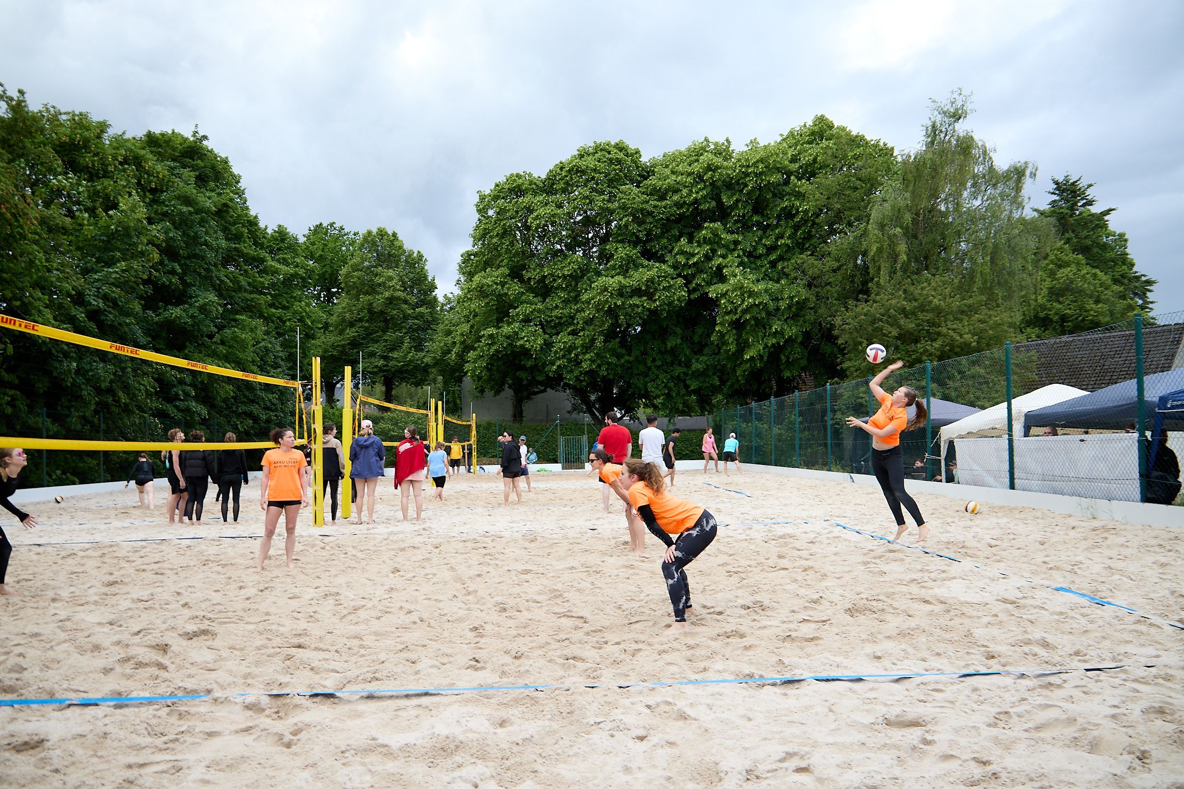 Beachvolleyballerinnen beim Spiel in Marmagen.