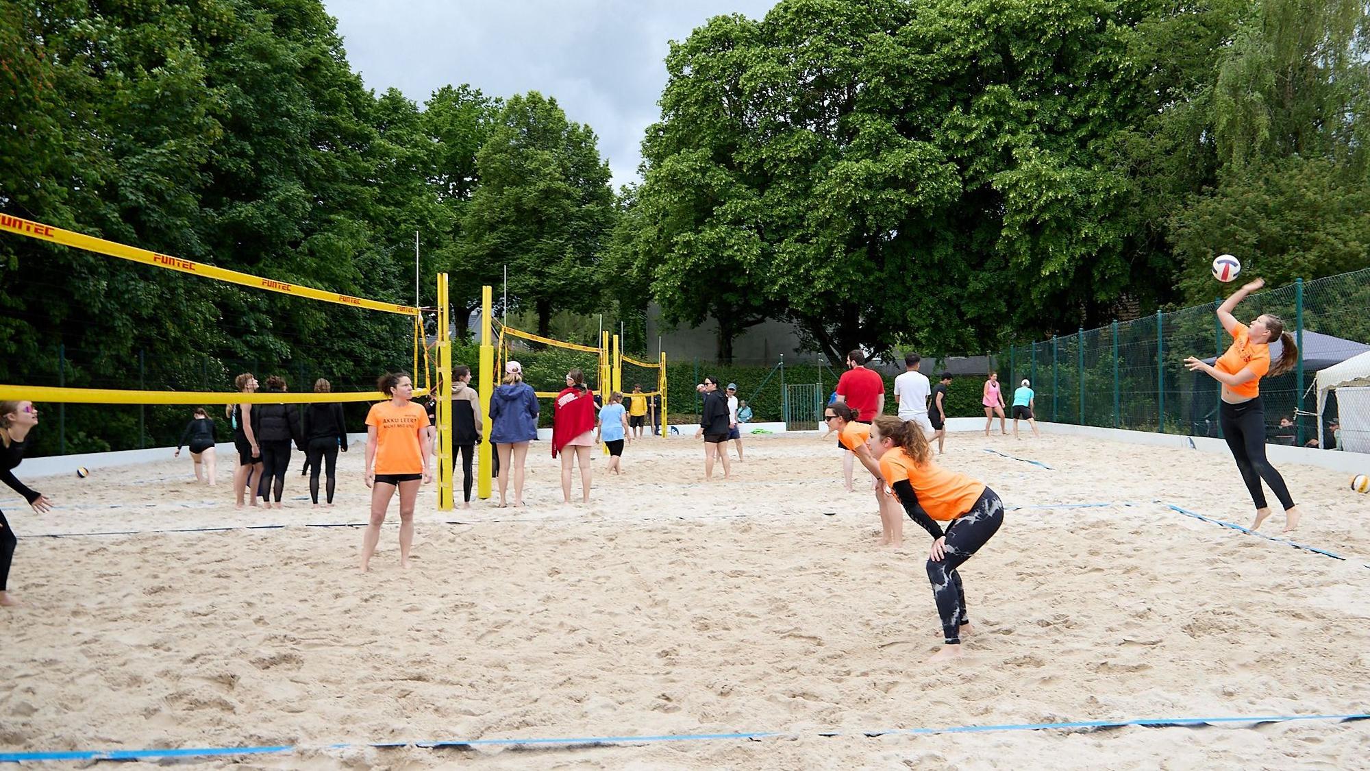 Beachvolleyballerinnen beim Spiel in Marmagen.