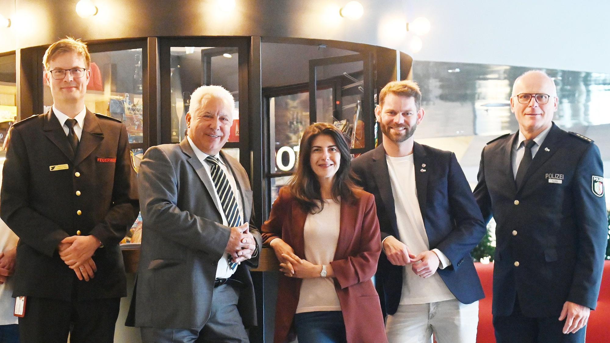 Daniel Richmann, Ernst Vleer, Serap Güler, Florian Braun, Martin Lotz (v.l.) bei der Pressekonferenz des Colonia Kochkunstverein.