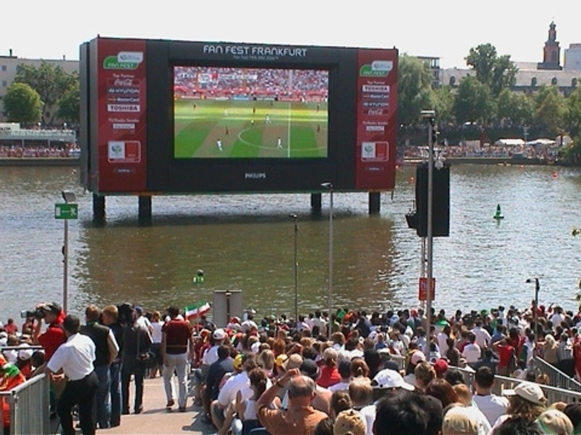 Internationales Partyflair (wie hier beim Public Viewing in der „MainArena“ 2006 in Frankfurt) - das gab es vor 20 Jahren auf einmal mitten in Deutschland. Und was passiert in diesem Jahr? (Bild: teleschau-Archiv / juwo)