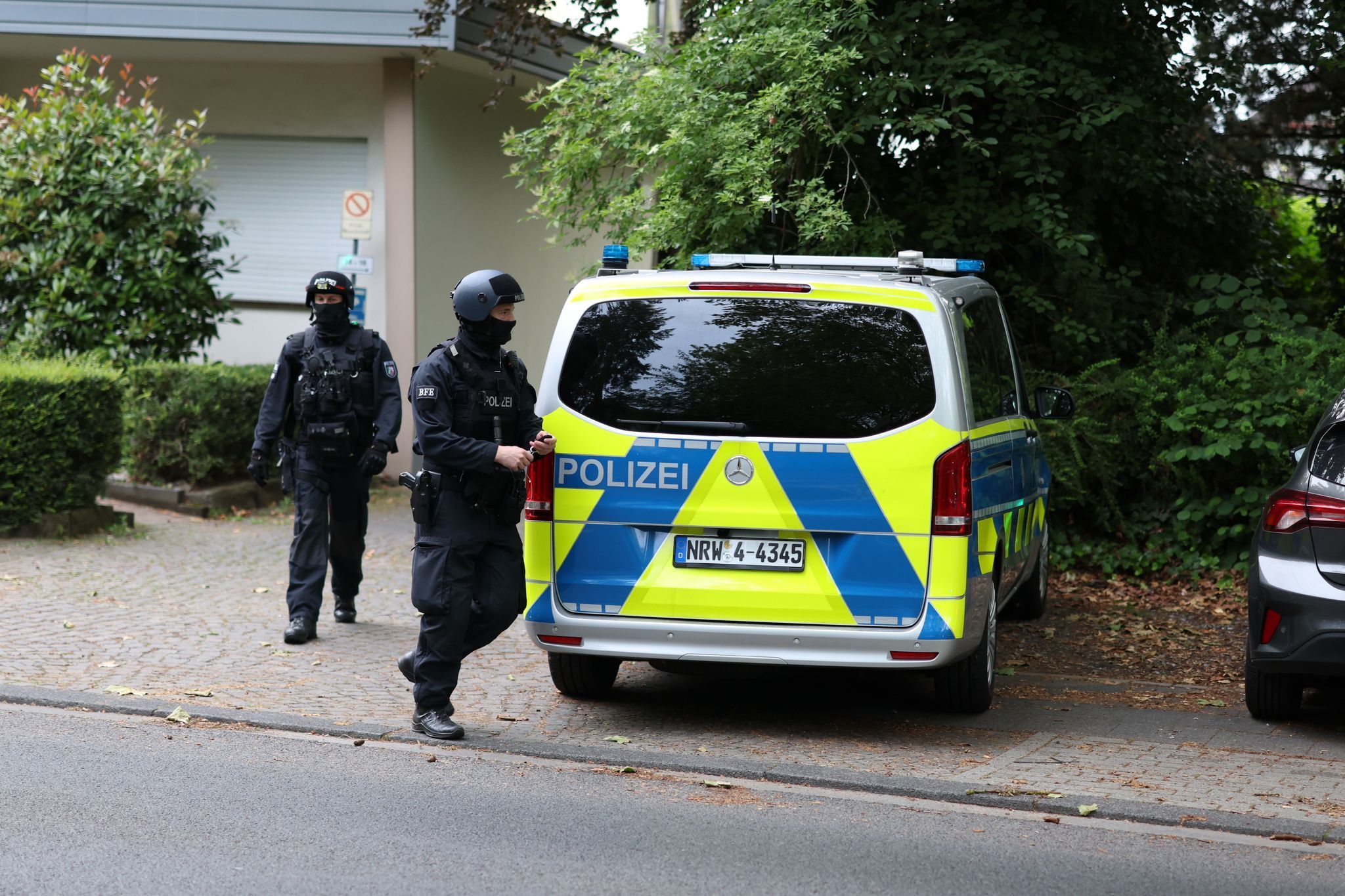 Razzien gegen Großfamilie nach Angriff auf Polizisten