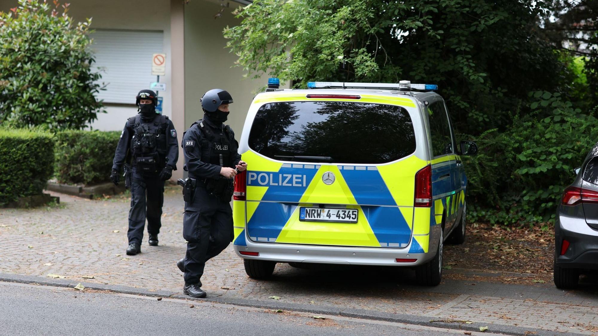 Razzien gegen Großfamilie nach Angriff auf Polizisten