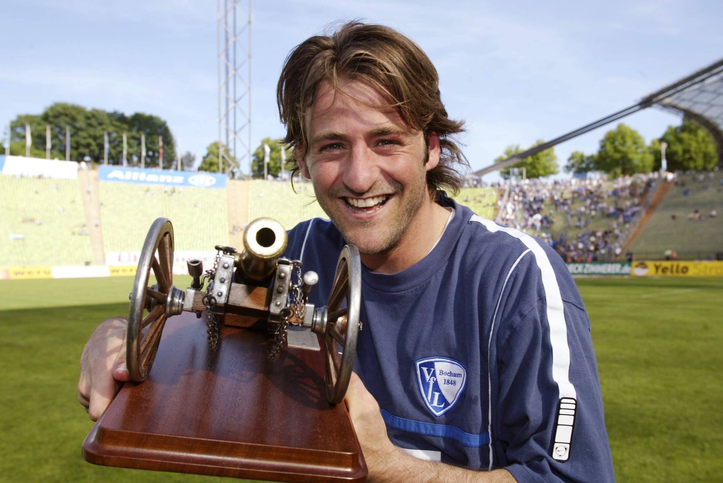 In München posiert Thomas Christiansen mit der Torjägerkanone.