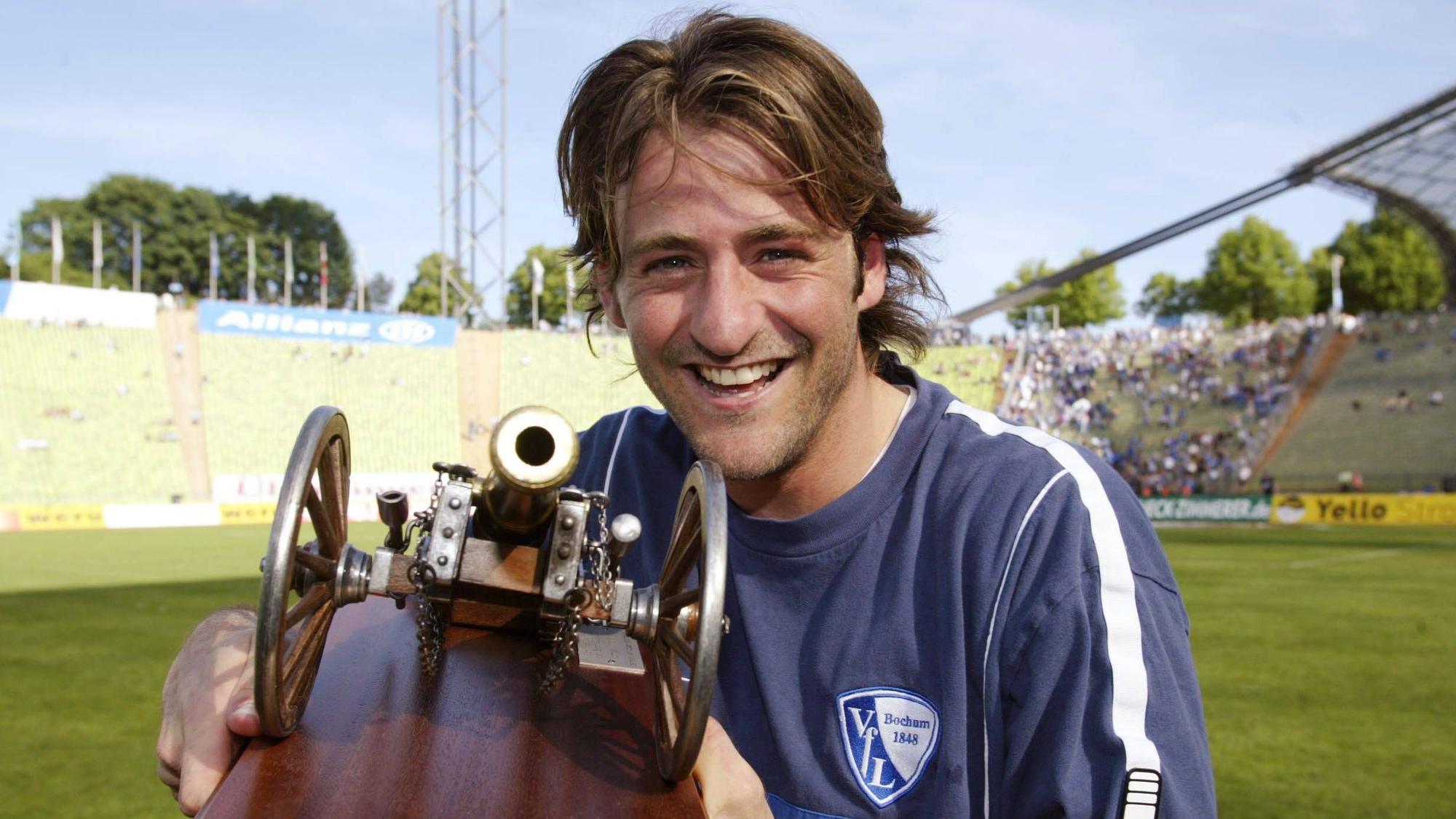 In München posiert Thomas Christiansen mit der Torjägerkanone.