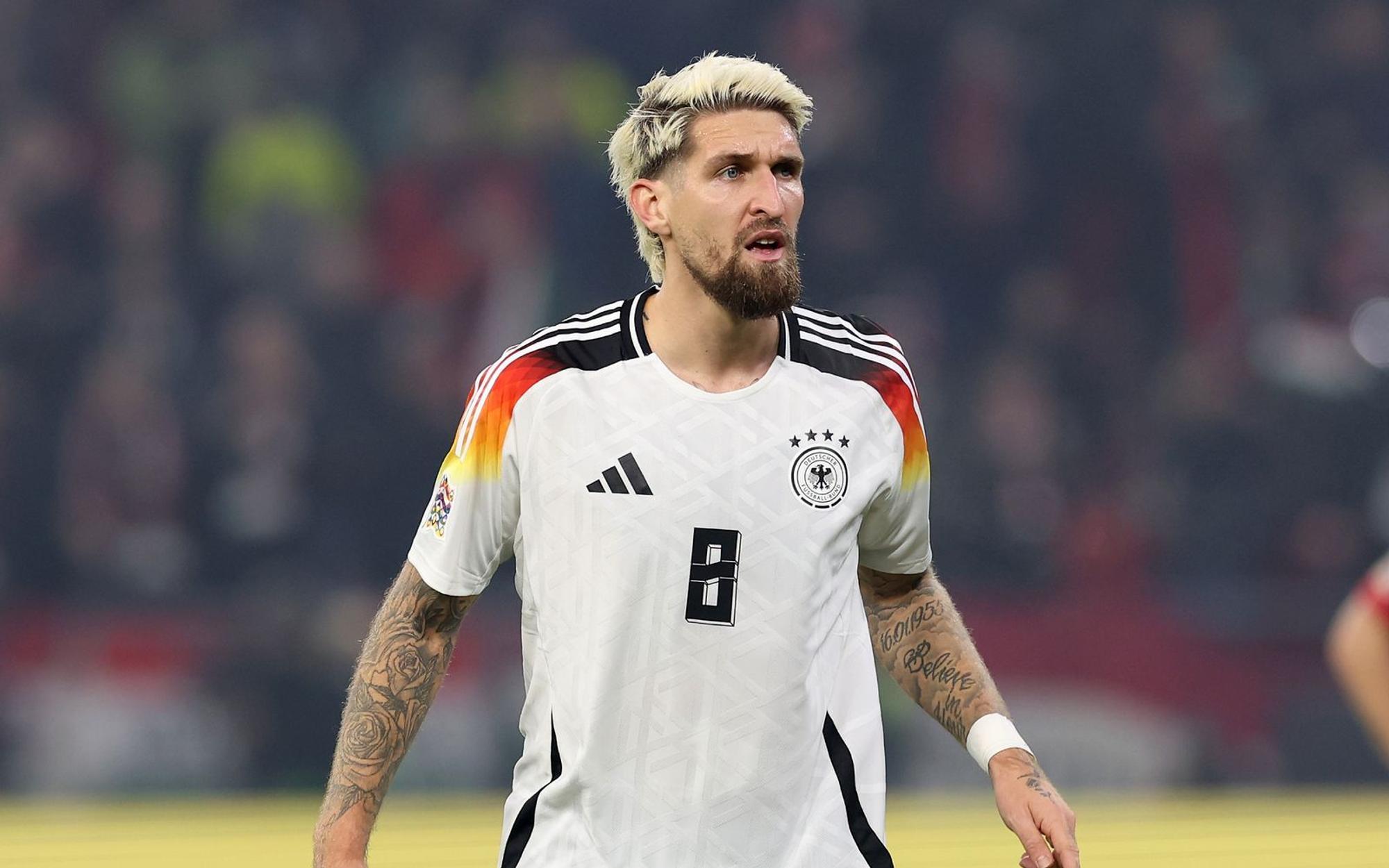 Bei der Fußball-WM steht Robert Andrich nicht auf, sondern neben dem Platz: als Experte für MagentaTV. (Bild: Getty Images / Alexander Hassenstein)