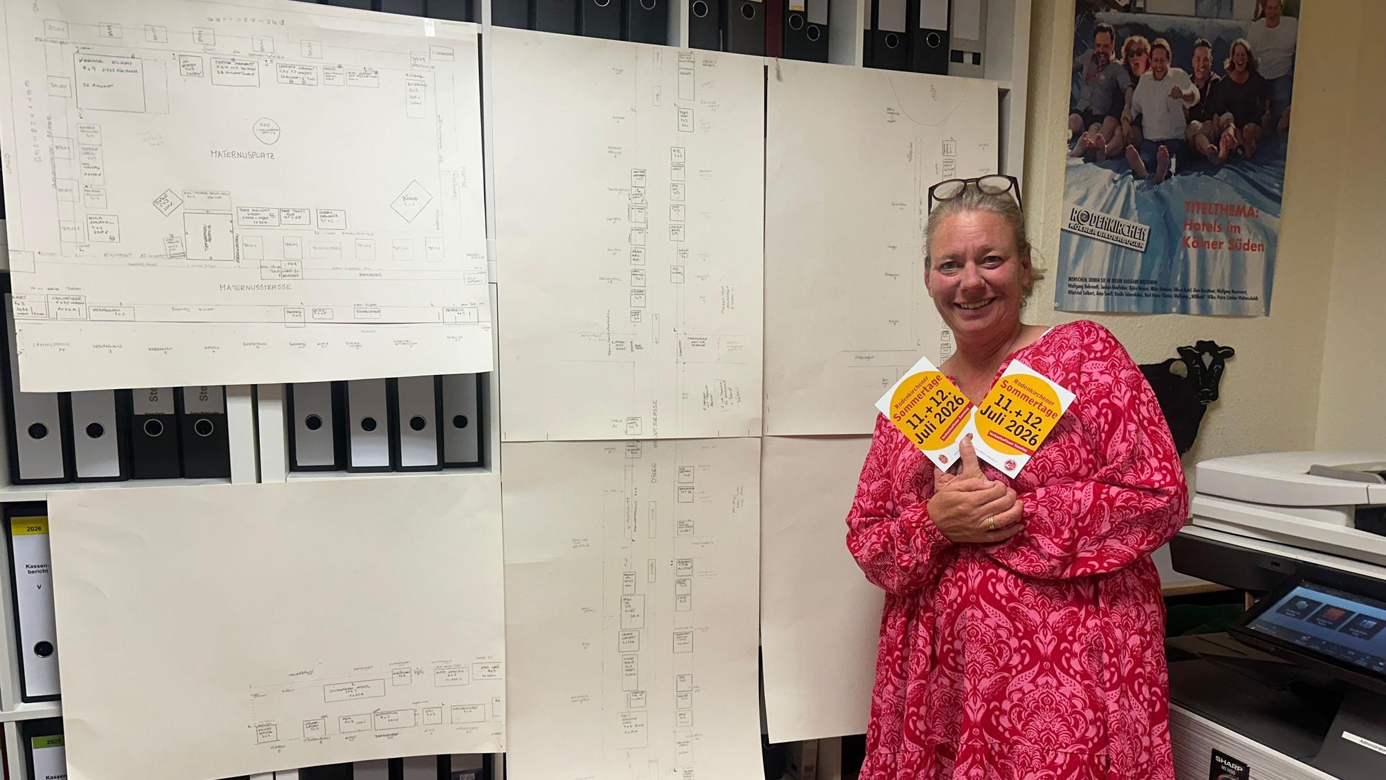 Bei Petra Walterscheidt im Büro hängen die Pläne für die Rodenkirchener Sommertage.