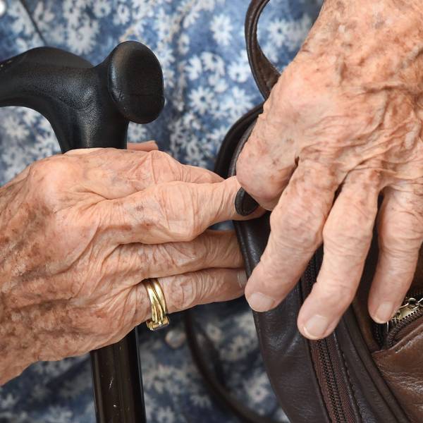 ARCHIV - 03.07.2015, Hessen, Frankfurt/Main: Eine 100 Jahre alte Frau nestelt während eines Pressegesprächs am Rande des Deutschen Seniorentags an ihrer Handtasche. Die Zahl der Hochbetagten in Deutschland hat einen Höchststand erreicht. 2020 waren laut Statistischem Bundesamt 20 465 Menschen 100 Jahre oder älter. Das waren 3523 Menschen mehr als 2019, wie das Amt am 03.08.2021 mitteilte. Foto: Arne Dedert/dpa +++ dpa-Bildfunk +++