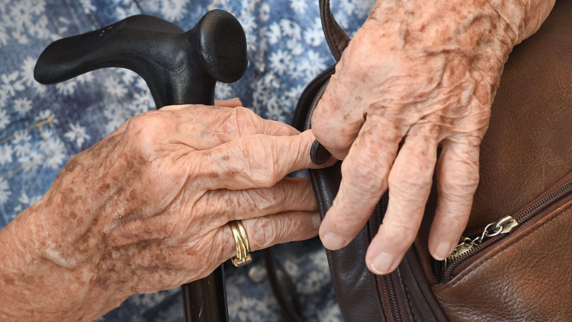 ARCHIV - 03.07.2015, Hessen, Frankfurt/Main: Eine 100 Jahre alte Frau nestelt während eines Pressegesprächs am Rande des Deutschen Seniorentags an ihrer Handtasche. Die Zahl der Hochbetagten in Deutschland hat einen Höchststand erreicht. 2020 waren laut Statistischem Bundesamt 20 465 Menschen 100 Jahre oder älter. Das waren 3523 Menschen mehr als 2019, wie das Amt am 03.08.2021 mitteilte. Foto: Arne Dedert/dpa +++ dpa-Bildfunk +++