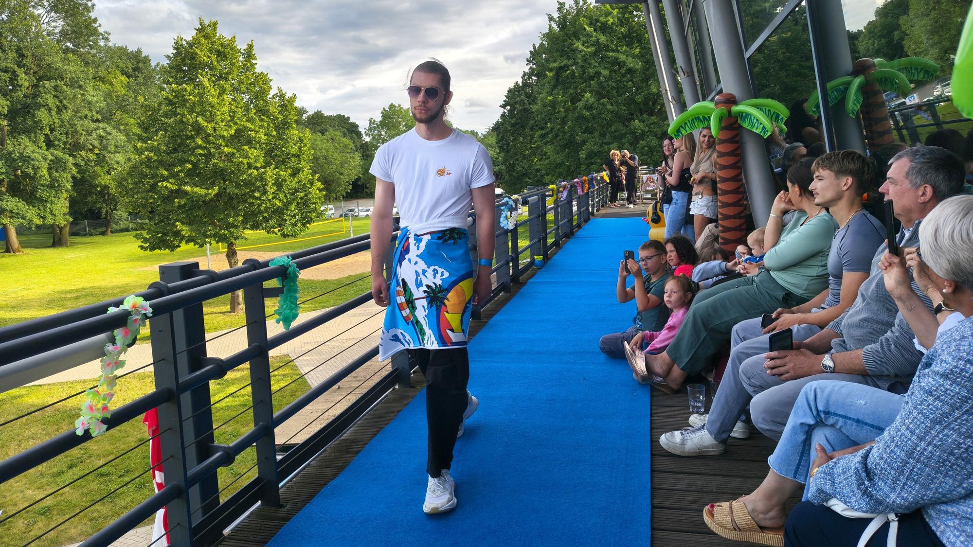 Tim Krügers Design überzeugte die Jury am meisten. Handtuch, Shirt und Beutel gibt es demnächst im Aggua zu kaufen.