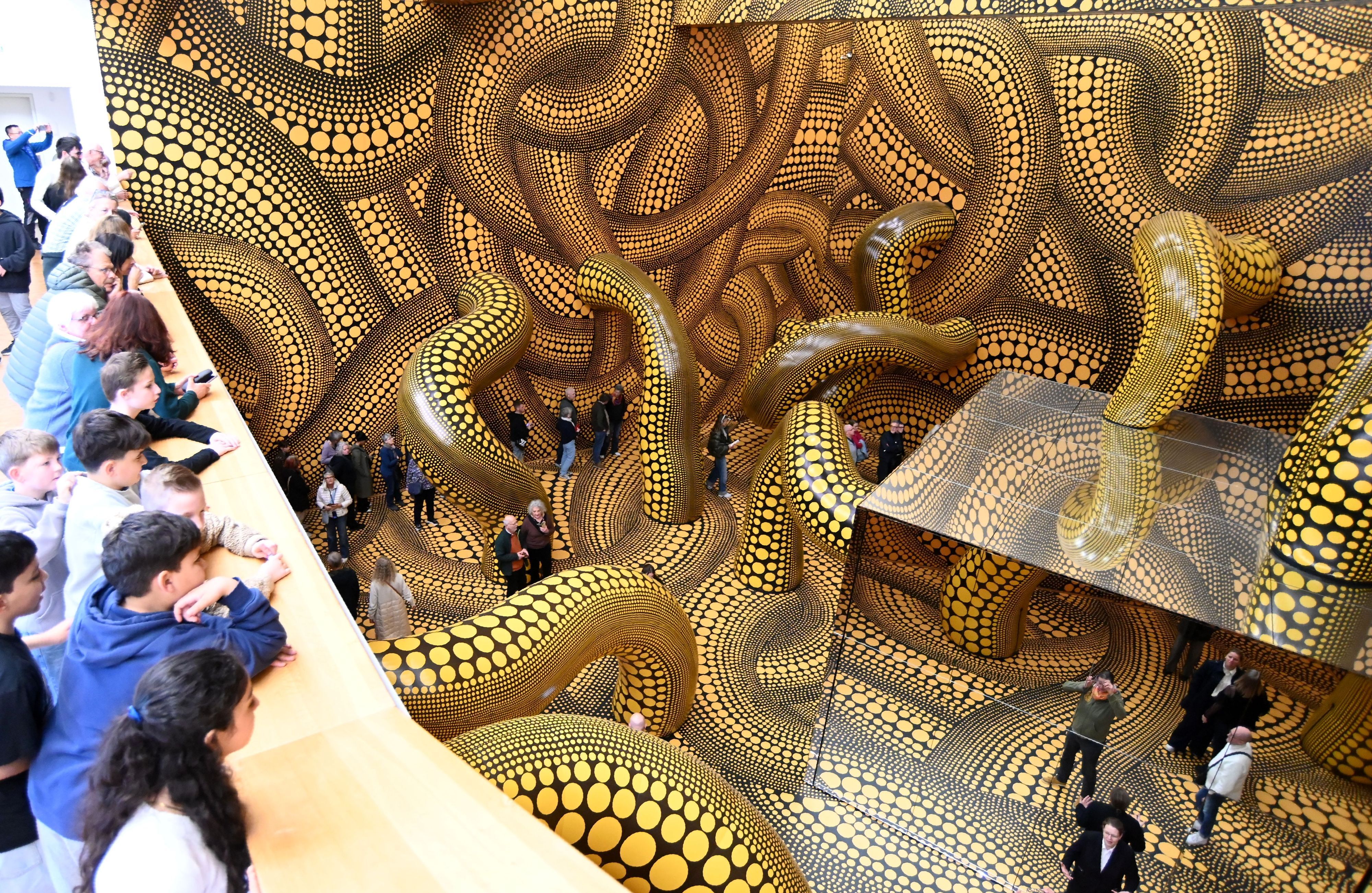 14.04.2026 Köln. Beate Wickenden und Ralph Peters sind die 100.000 Besucher  in der Ausstellung Yayoi Kusama im Museum Ludwig. OB Torsten Burmester gratuliert. Foto: Alexander Schwaiger