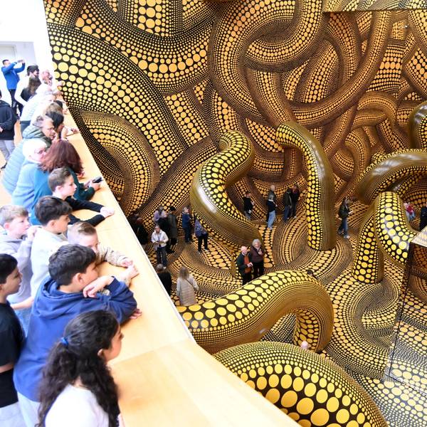14.04.2026 Köln. Beate Wickenden und Ralph Peters sind die 100.000 Besucher in der Ausstellung Yayoi Kusama im Museum Ludwig. OB Torsten Burmester gratuliert. Foto: Alexander Schwaiger