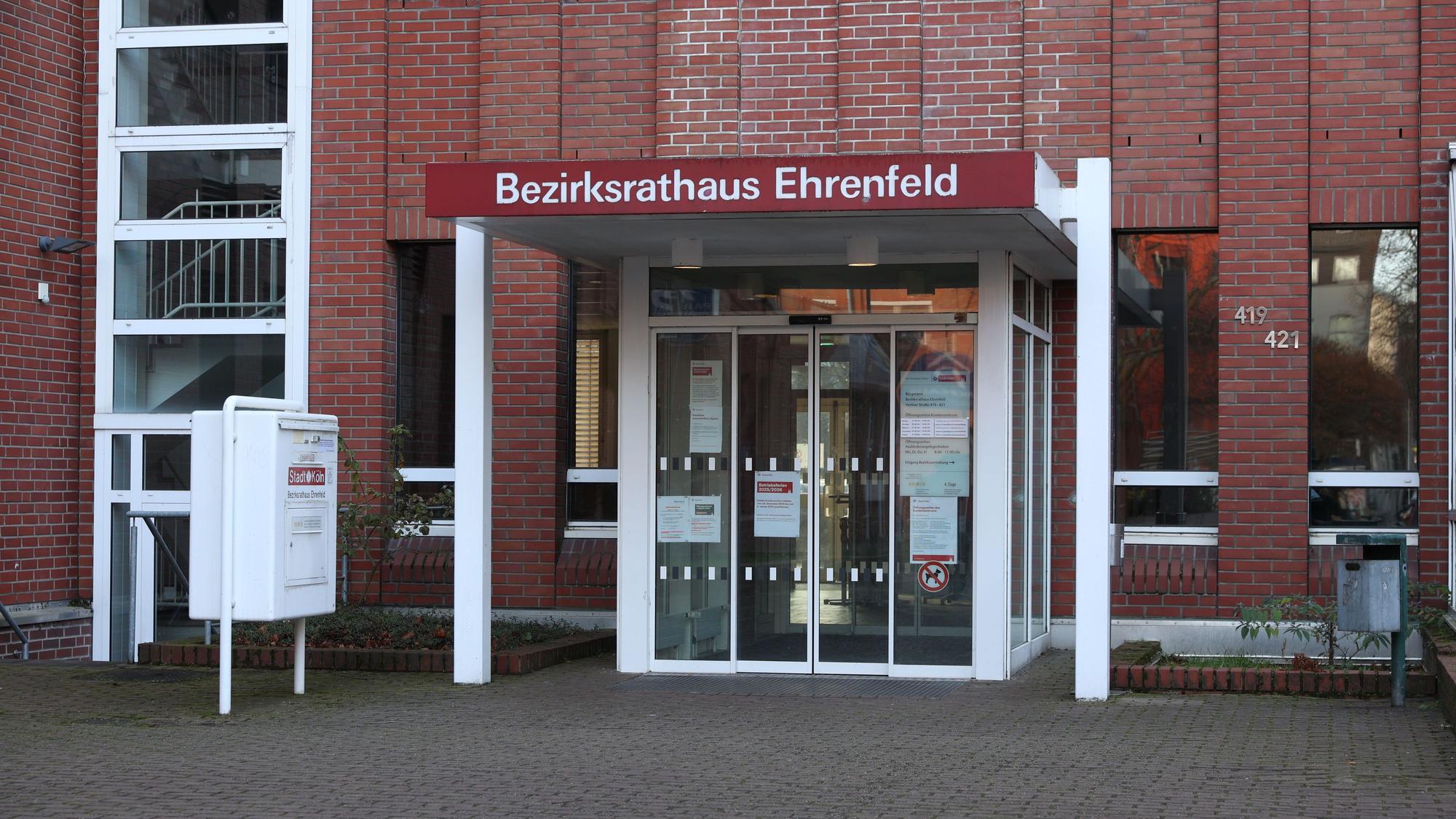 30.12.2025 Köln: Das Bezirksrathaus Ehrenfeld, von der Verwaltung auch als Kundenzentrum Ehrenfeld oder Bürgeramt Ehrenfeld bezeichnet.Venloer Straße 419. Foto: Martina Goyert