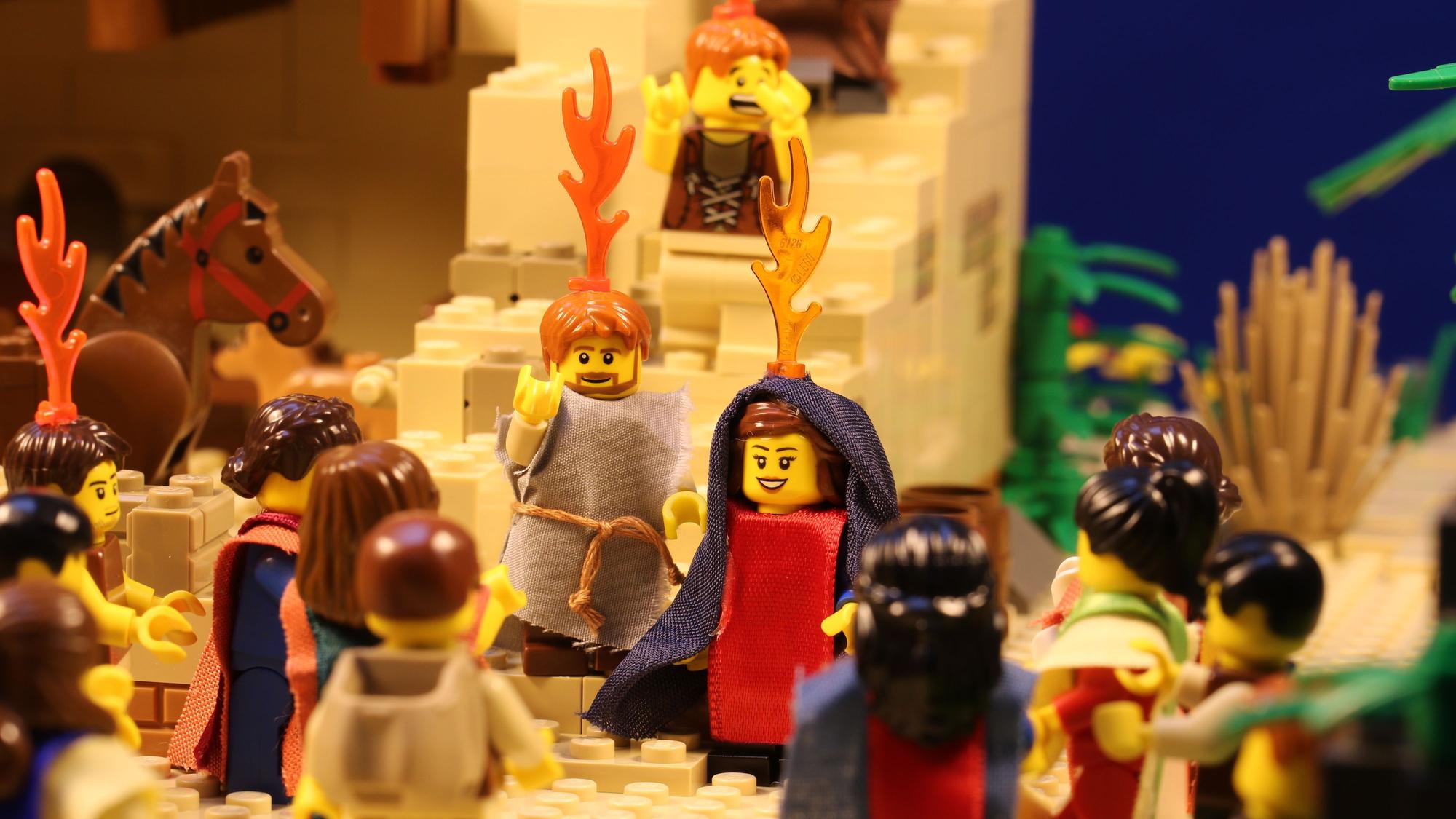 Lagerfeuerflammen als biblische Feuerzungen sind in der Ausstellung zu sehen.