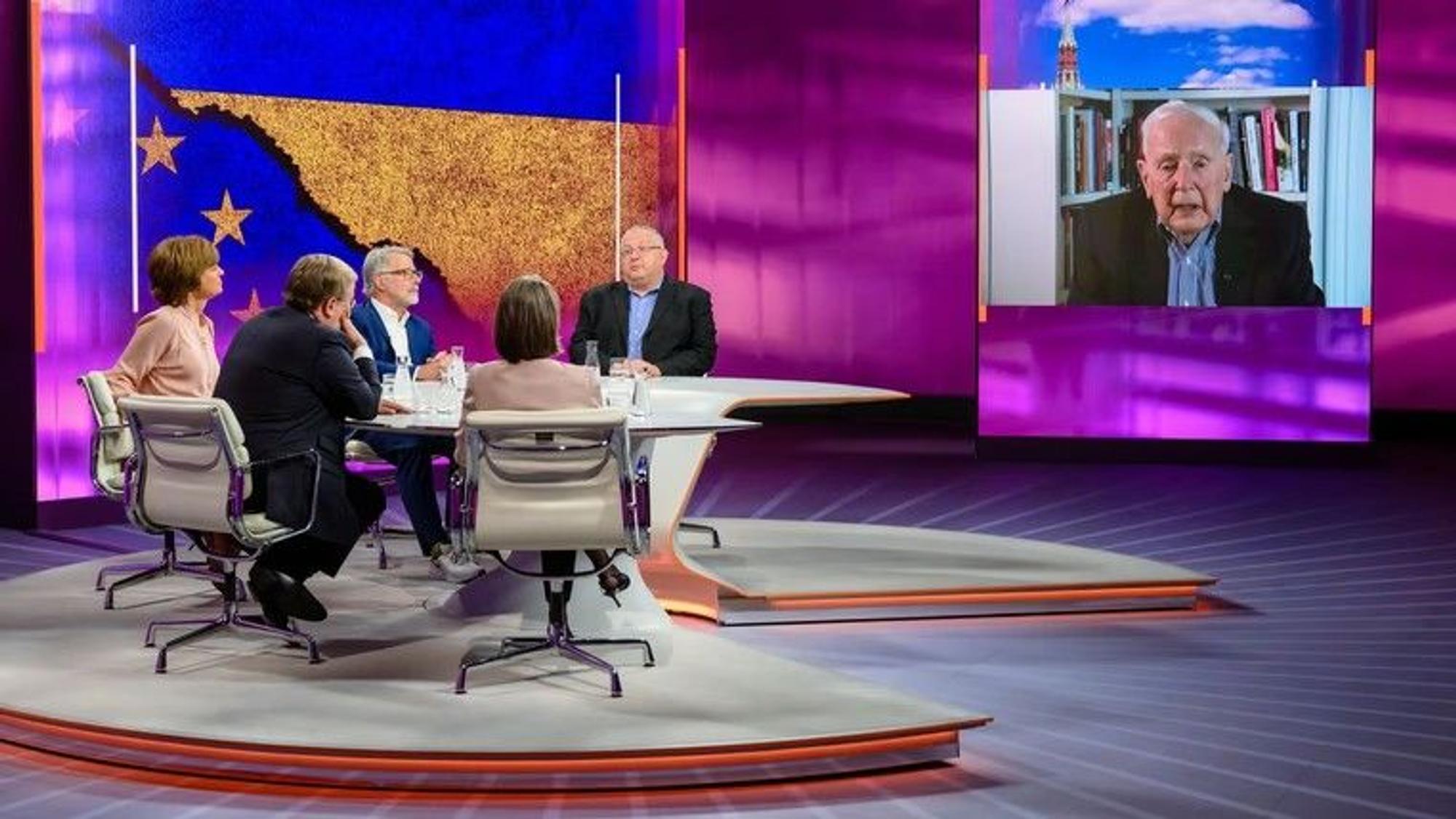 Die Worte von Klaus von Dohnanyi (rechts) sorgten bei so manchem „Maybrit Illner“-Gast für Entsetzen. (Bild: ZDF/Svea Pietschmann)