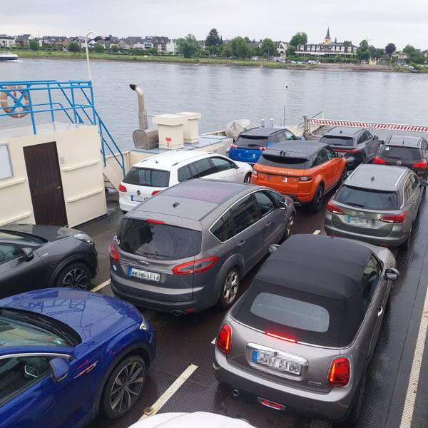 Rund 20 Autos kann die Fähre Christophorus pro Fahrt über den Rhein bringen.