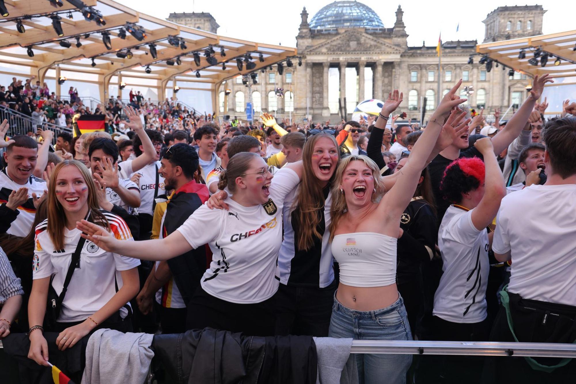 Berlin, 19.Juni 2024: feiernde Fans während des EM-Spiels der DFB-Elf gegen Ungarn. (Bild: 2024 Getty Images/Sean Gallup)