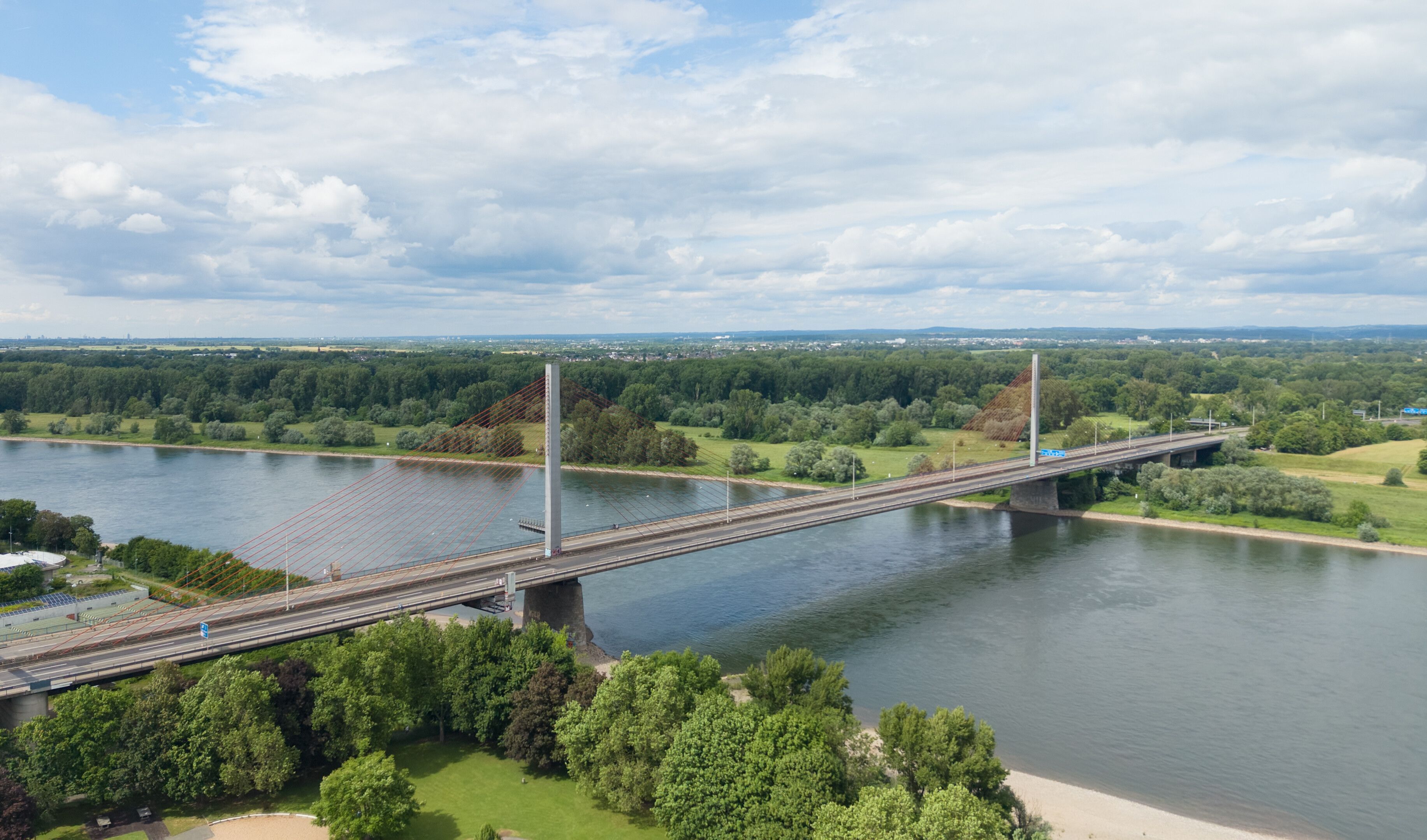 Die Friedrich-Ebert-Brücke (Rheinbrücke Nord), eine wichtige Ost-West-Autobahnbrücke, ist ab sofort dicht.