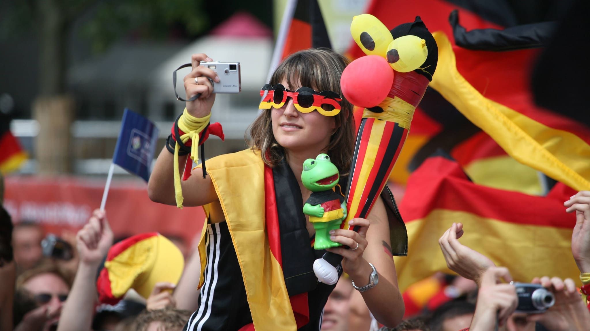 Schwarz-Rot-Gold, wohin das Auge blickt: Im Sommer 2006 sind deutsche Fanutensilien gefragte Accessoires. . /