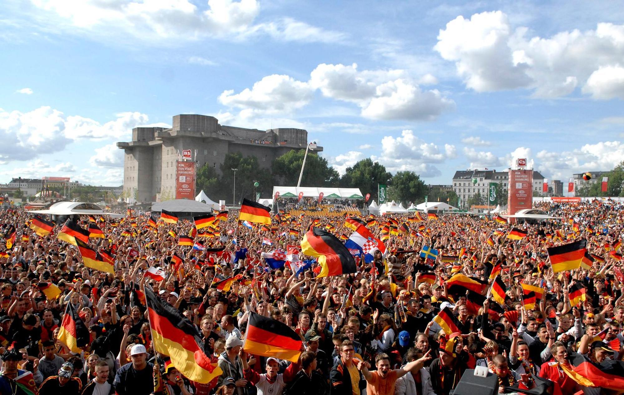Fußball bewegt die Massen - auch zum Public Viewing. (Bild: 2008 Getty Images/Getty Images)