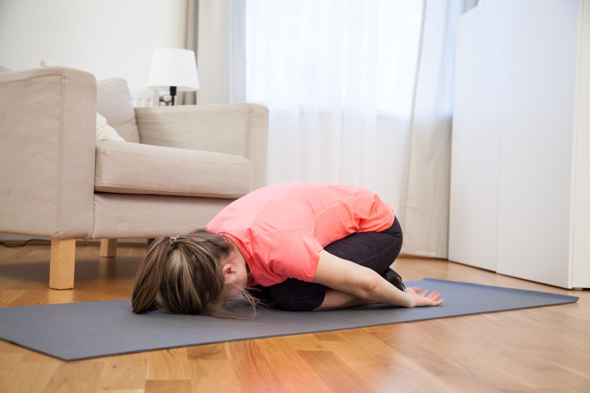 Eihe Frau in der Kind-Pose