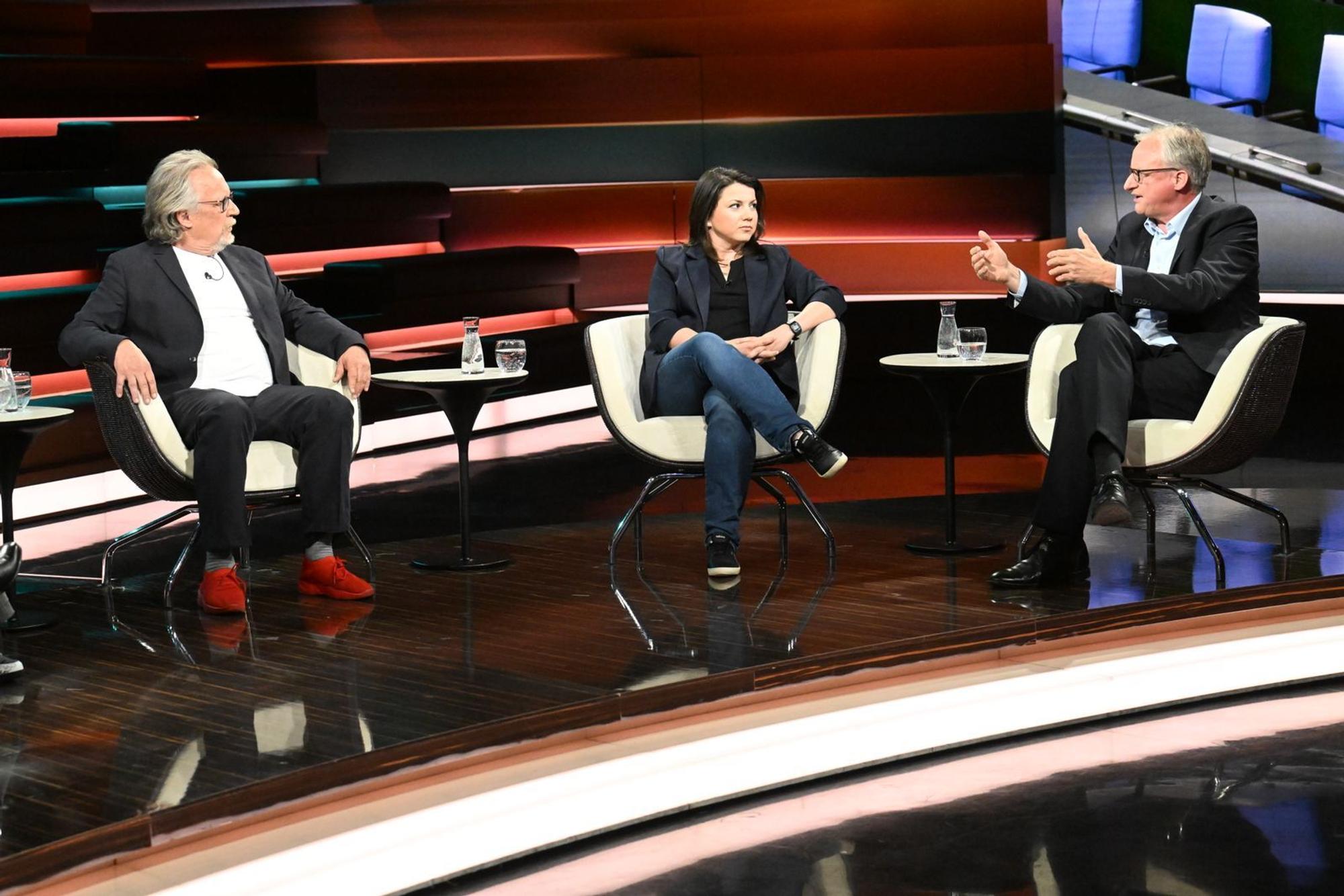 Harald Martenstein (links) eckte mit seinen Ansichten zur AfD beim Rest der Runde erkennbar an. (Bild: ZDF / Cornelia Lehmann)
