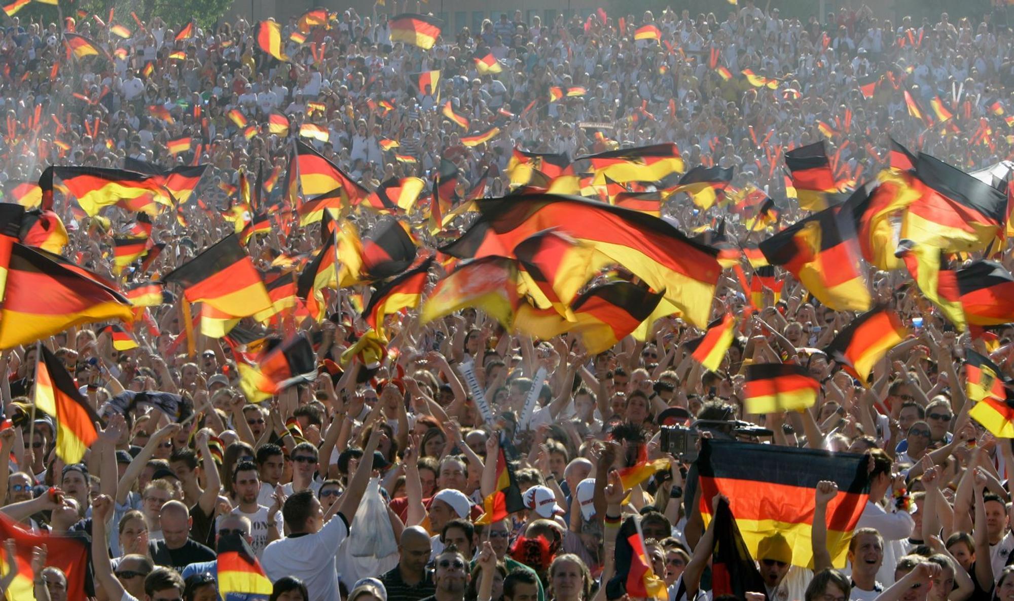 Schlaaaaand hatte seine Hochzeit: Fans feiern 2006 am Hamburger Heiligengeistfeld. (Bild: 2006 Getty Images/Friedemann Vogel)