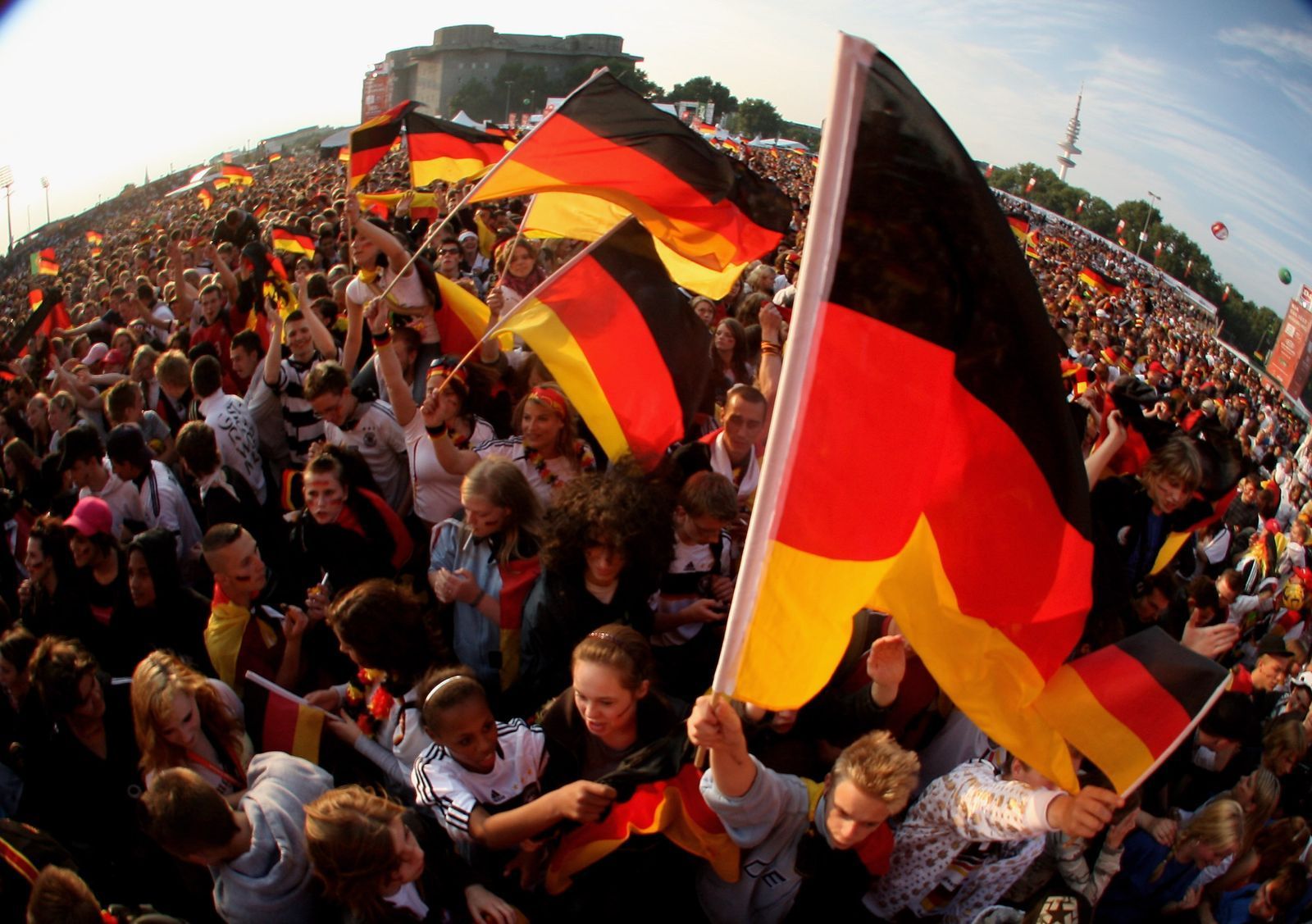 Die Deutschlandfehnte wehte auch bei der EURO 2008 überall im Land. (Bild: 2008 Getty Images/Friedemann Vogel)