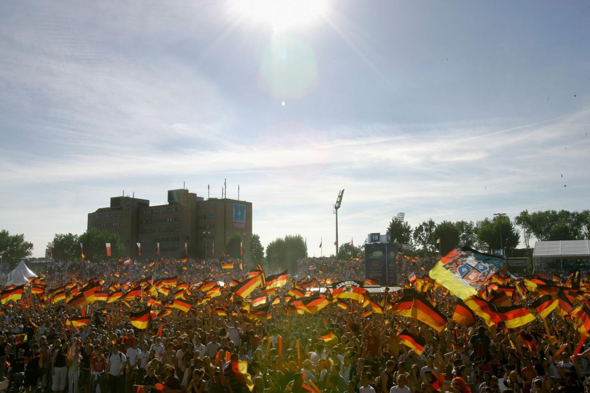 Am „Heiligengeistfeld“ in Hamburg feierten 2006 Abertausende - auch von hier schwappte die Wellte durchs Land. (Bild: 2006 Getty Images/Friedemann Vogel)