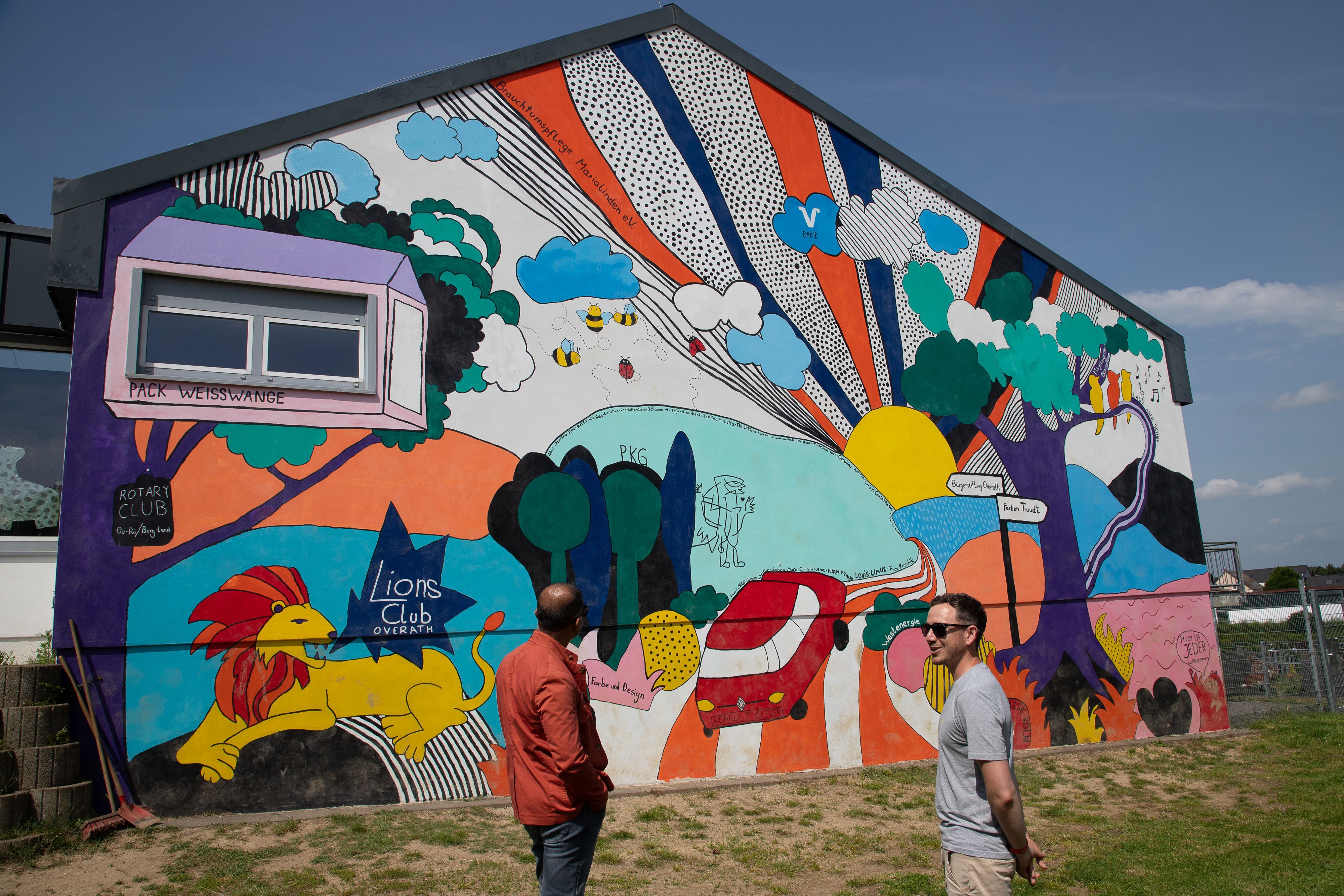 Eine Hauswand ist bunt gestaltet.