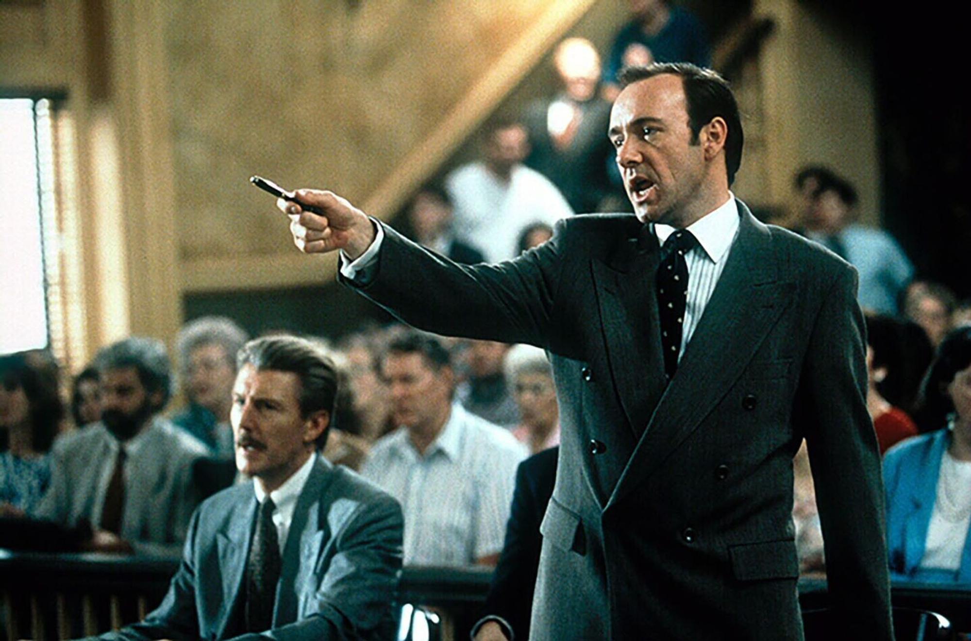 Staatsanwalt Rufus Buckley (Kevin Spacey) interpretiert Gerechtigkeit auf ganz subjektive Weise. Er will den Fall gewinnen, um sich zu profilieren. (Bild: RTL / © 1996 Warner Brothers, a division of Time Warner Entertainment Company, LP.)