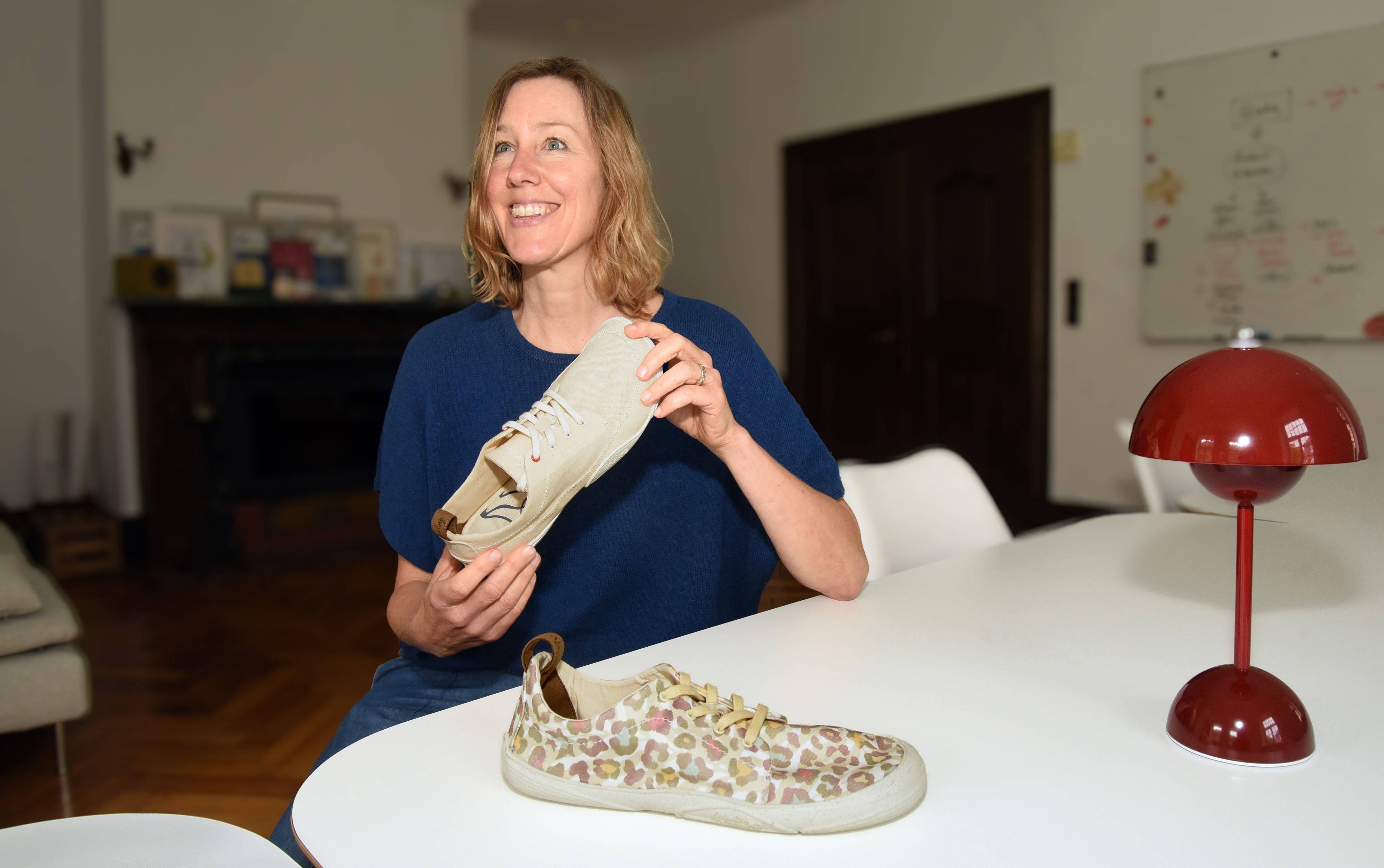 Eine Frau mit Schuhen.