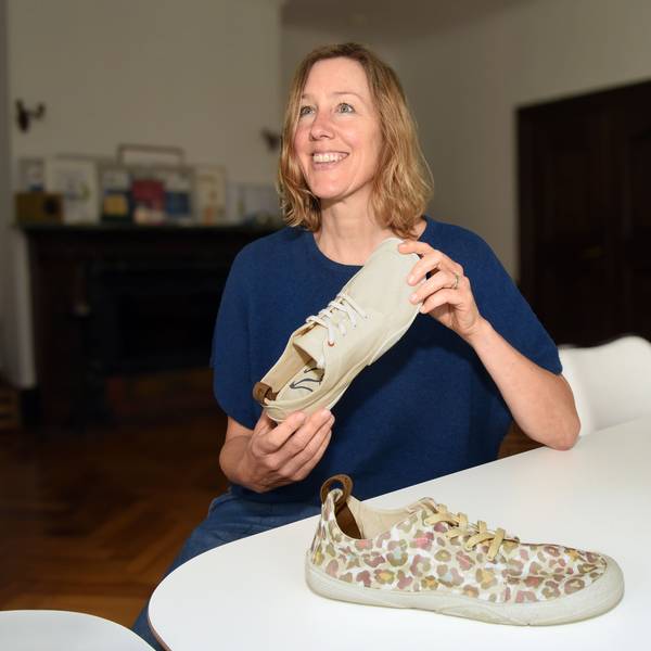 Eine Frau mit Schuhen.