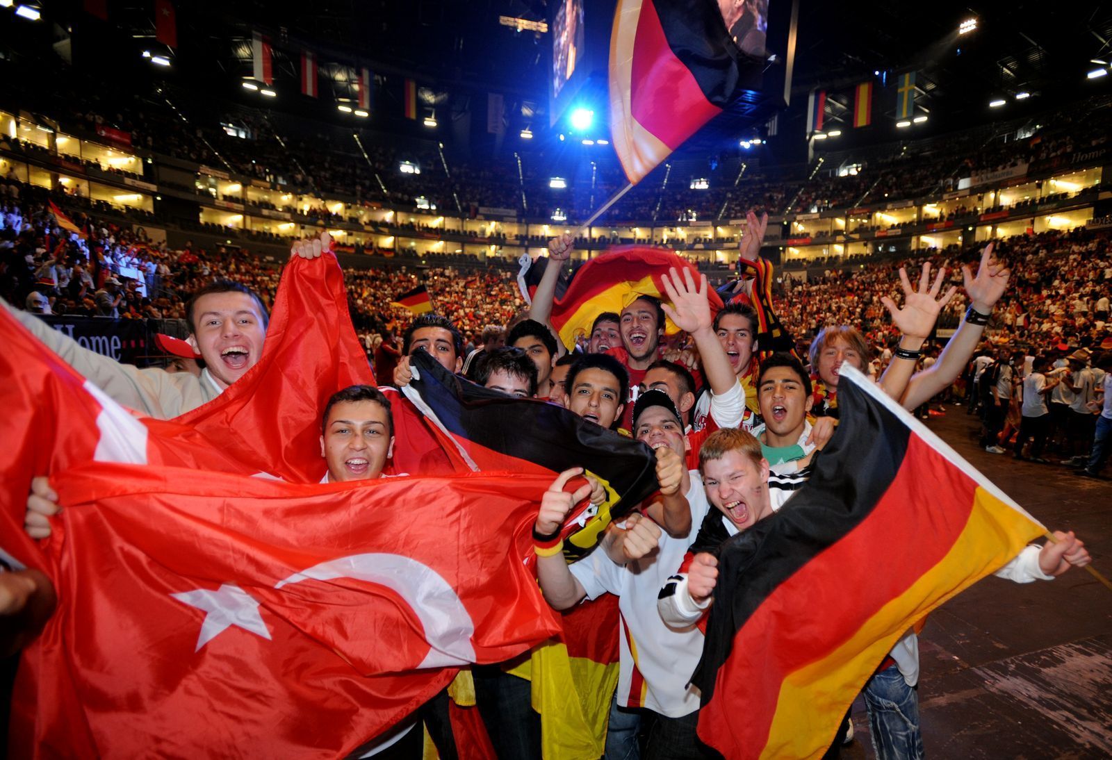 2008 in Köln: Deutsche und türkische Fans feiern nach dem Aufeinandertreffen der Nationalmannschaften gemeinsam. Lang ist's her. (Bild: 2008 Getty Images/Burak Kara)