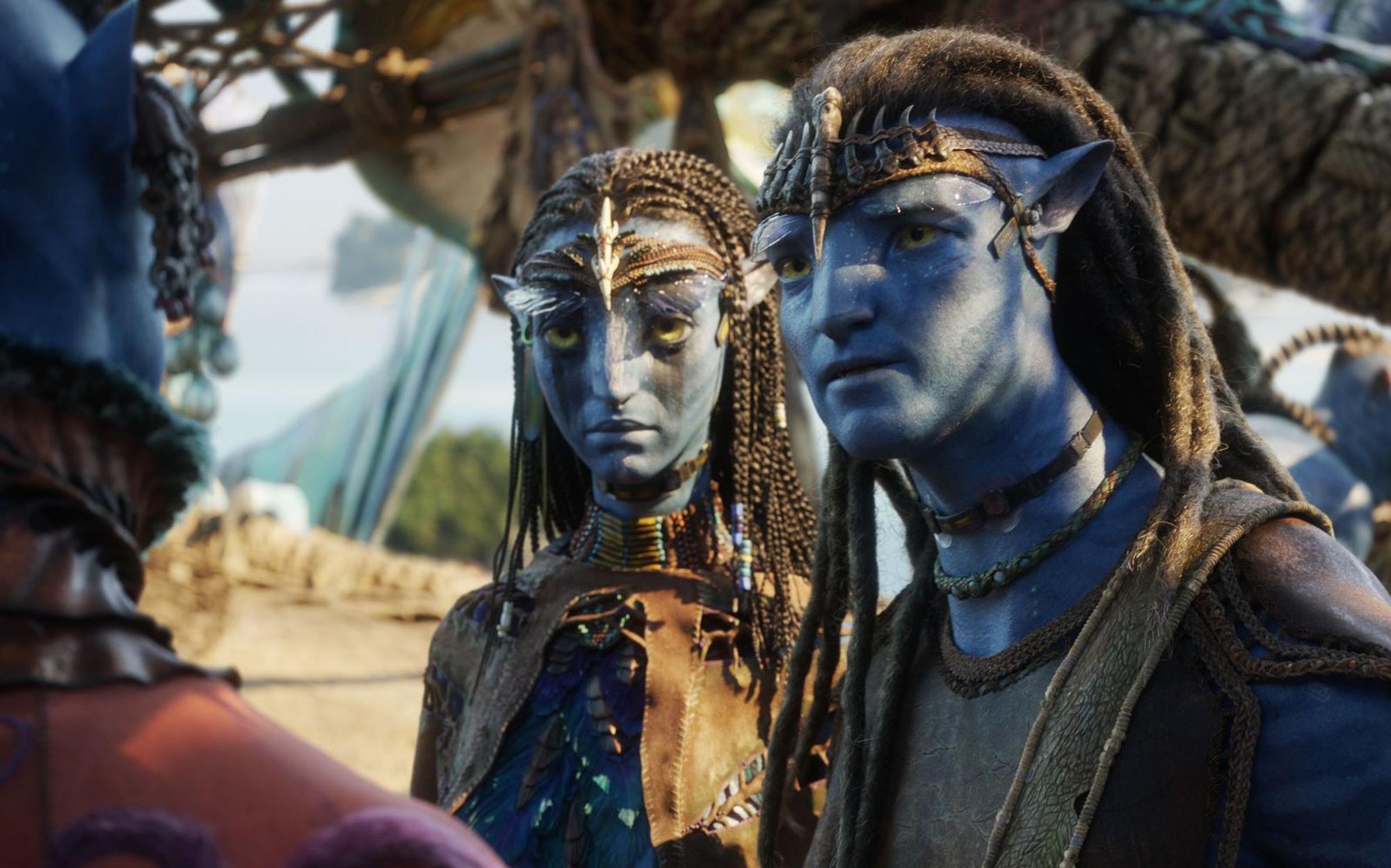 Neytiri (Zoe Saldaña) und Jake Sully (Sam Worthington) trauern um ihren Sohn. (Bild: 2025 20th Century Studios/Leonine)
