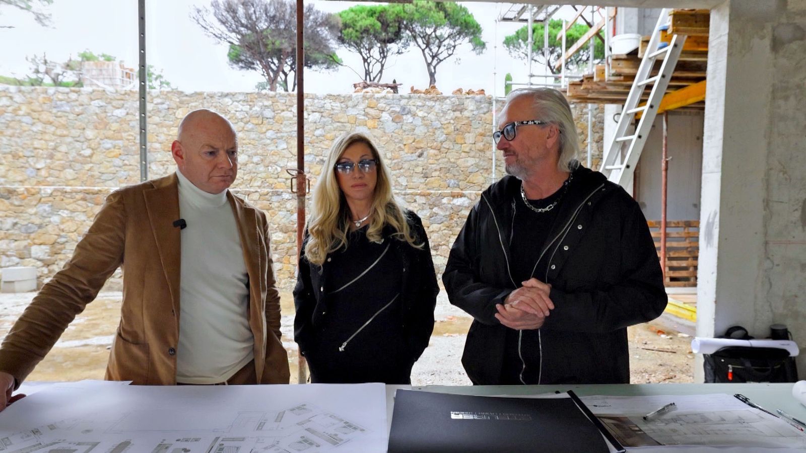 Kurt Steurer, ein guter Bekannter der Geissens, kümmert sich nun um den Bau der neuen Villa. (Bild: RTLZWEI)