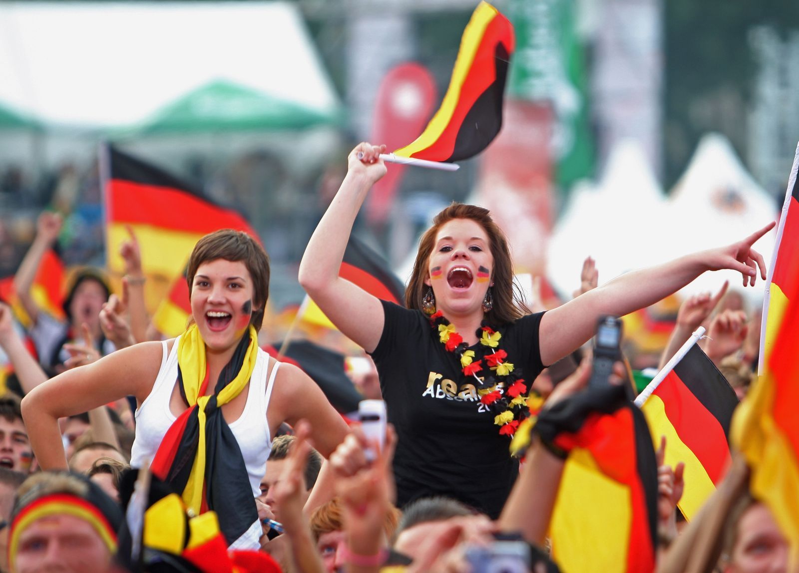 Public Viewing hat etwas Ansteckendes: 2006 wurde auch in Hamburg gefeiert. (Bild: 2008 Getty Images/Friedemann Vogel)