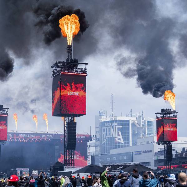 Feuer schießt aus den LED-Türmen bei „Rock am Ring“ am Nürburgring.
