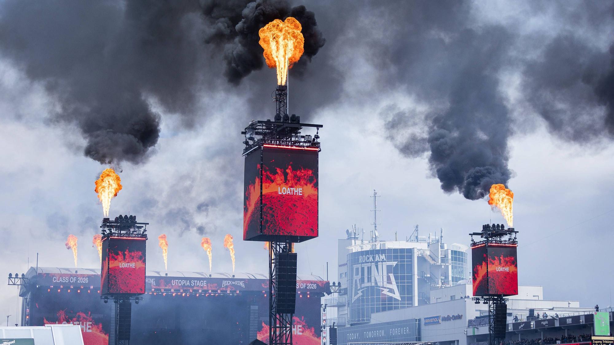 Feuer schießt aus den LED-Türmen bei „Rock am Ring“ am Nürburgring.