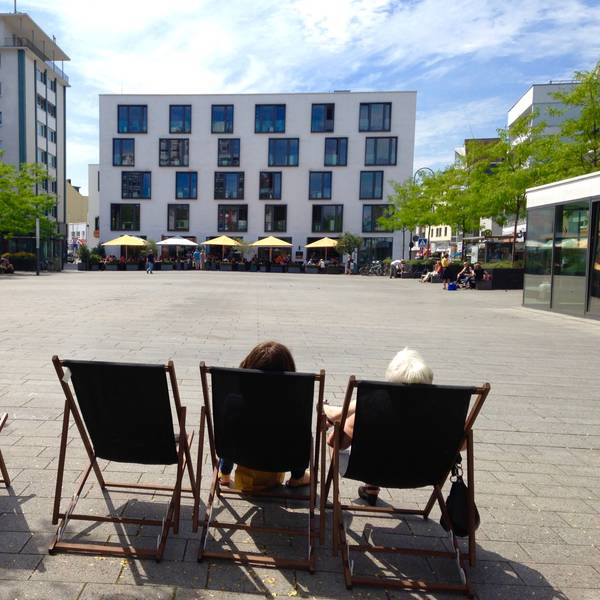 Bei sonnigem Wetter heizt sich der Maternusplatz stark auf – Schattenplätze gibt es kaum.