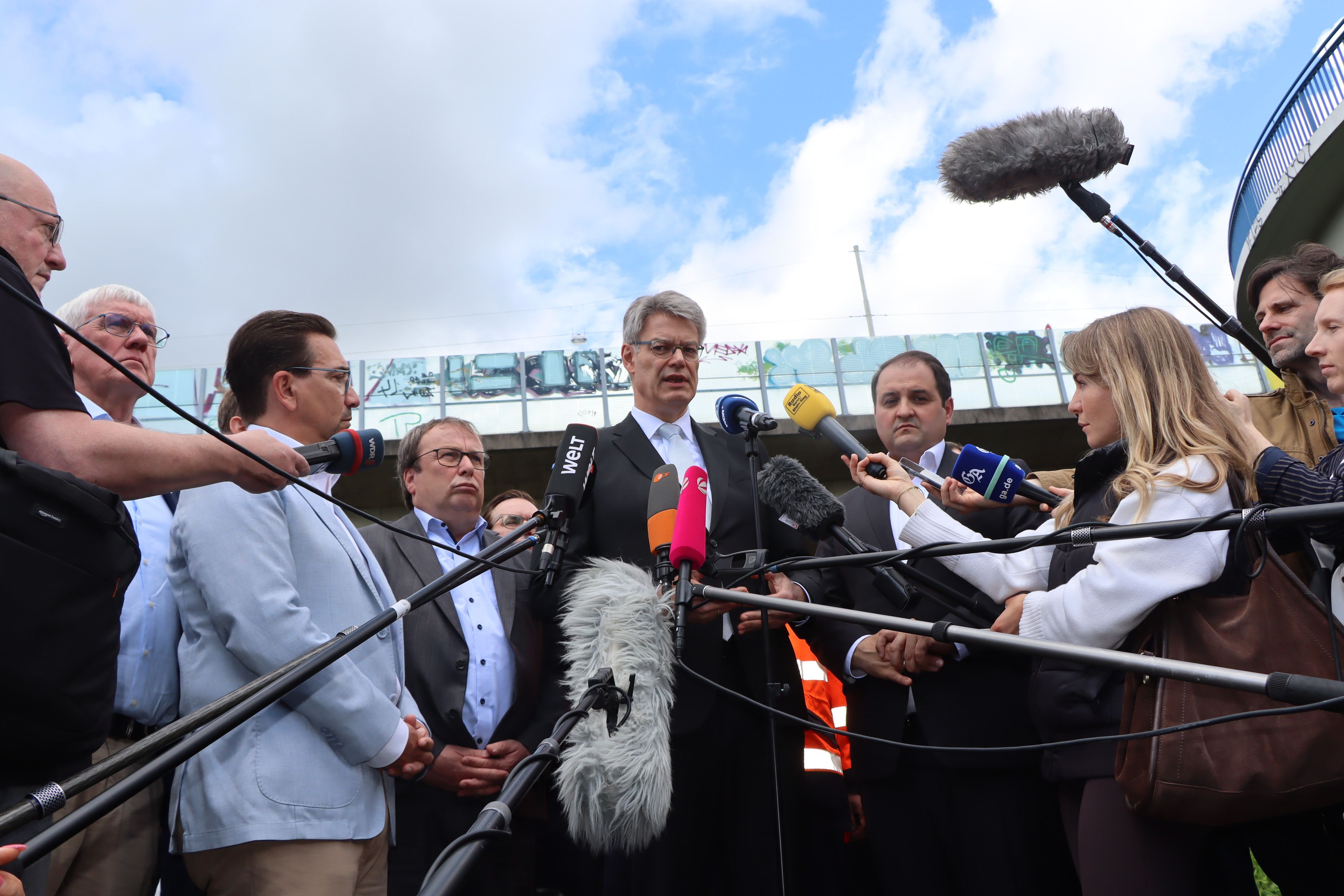 Bundesverkehrsminister Patrick Schnieder (Mitte) nahm sich viel Zeit für Fragen und Antworten.