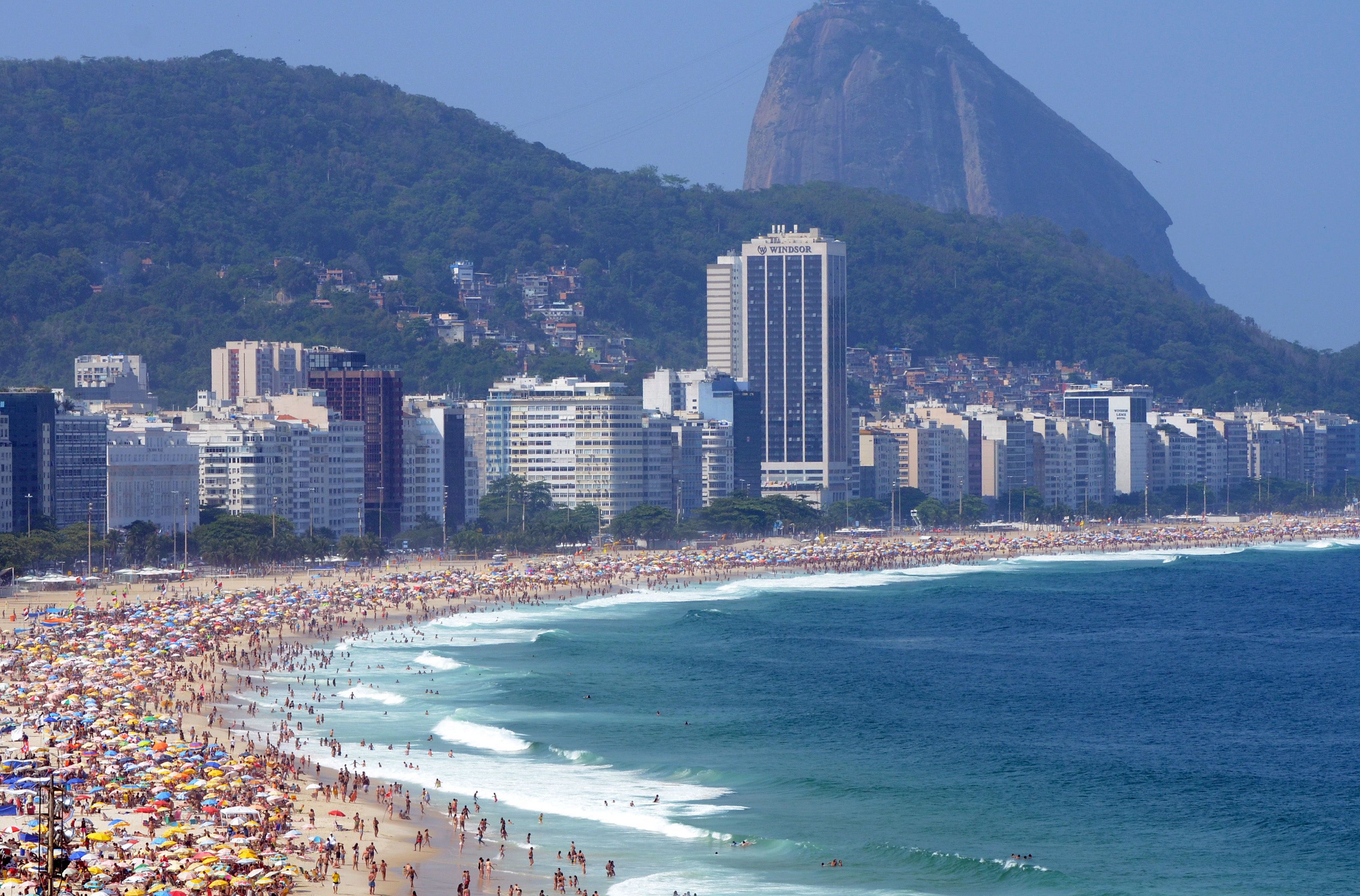 Der Strand an der berühmten Copacabana in Rio de Janeiro im Schatten des Zuckerhuts.
