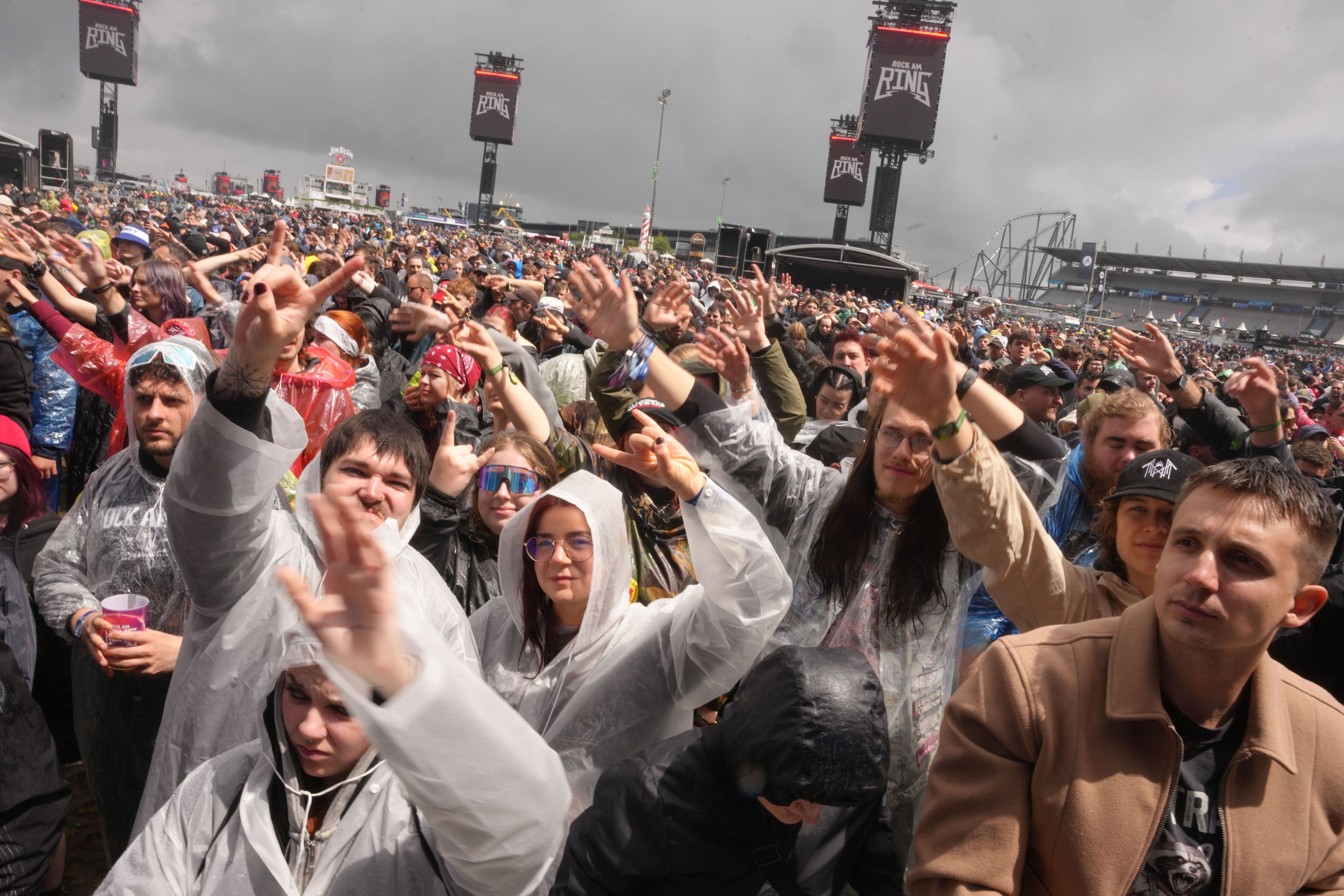 Rockfans stehen bei „Rock am Ring“ vor einer Bühne.