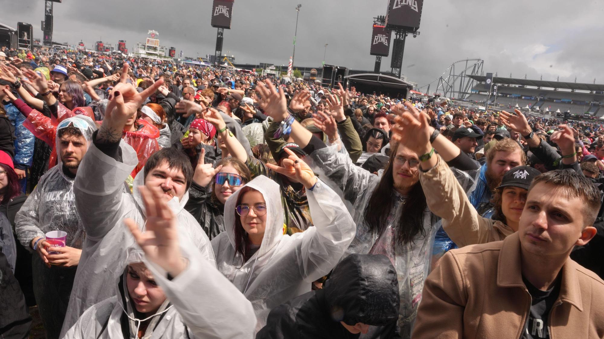 Rockfans stehen bei „Rock am Ring“ vor einer Bühne.