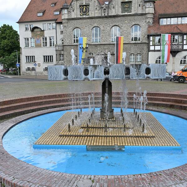Das Foto zeigt den Brunnen auf dem Konrad-Adenauer-Platz
