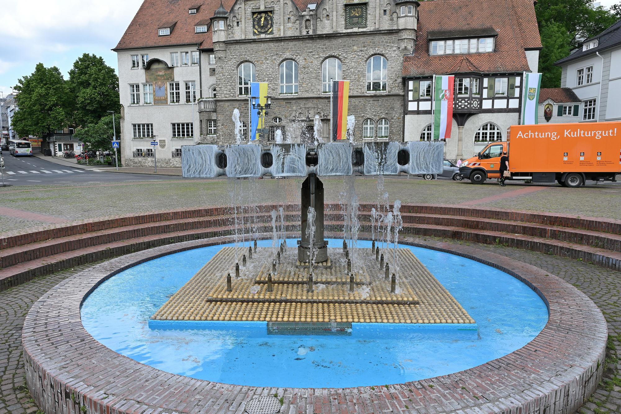 Das Foto zeigt den Brunnen auf dem Konrad-Adenauer-Platz
