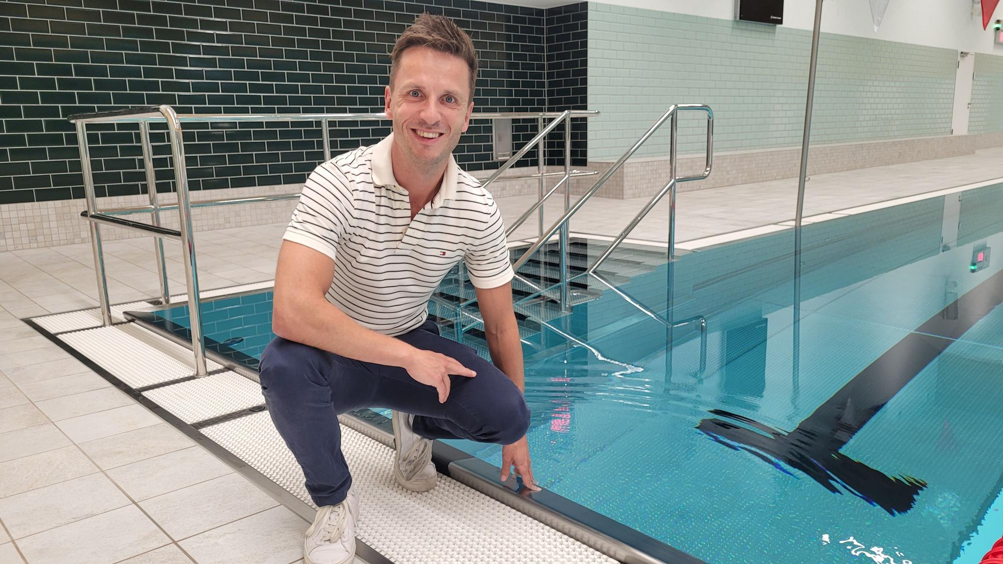 Das Foto zeigt Nico van der Lucht im neuen Hallenbad