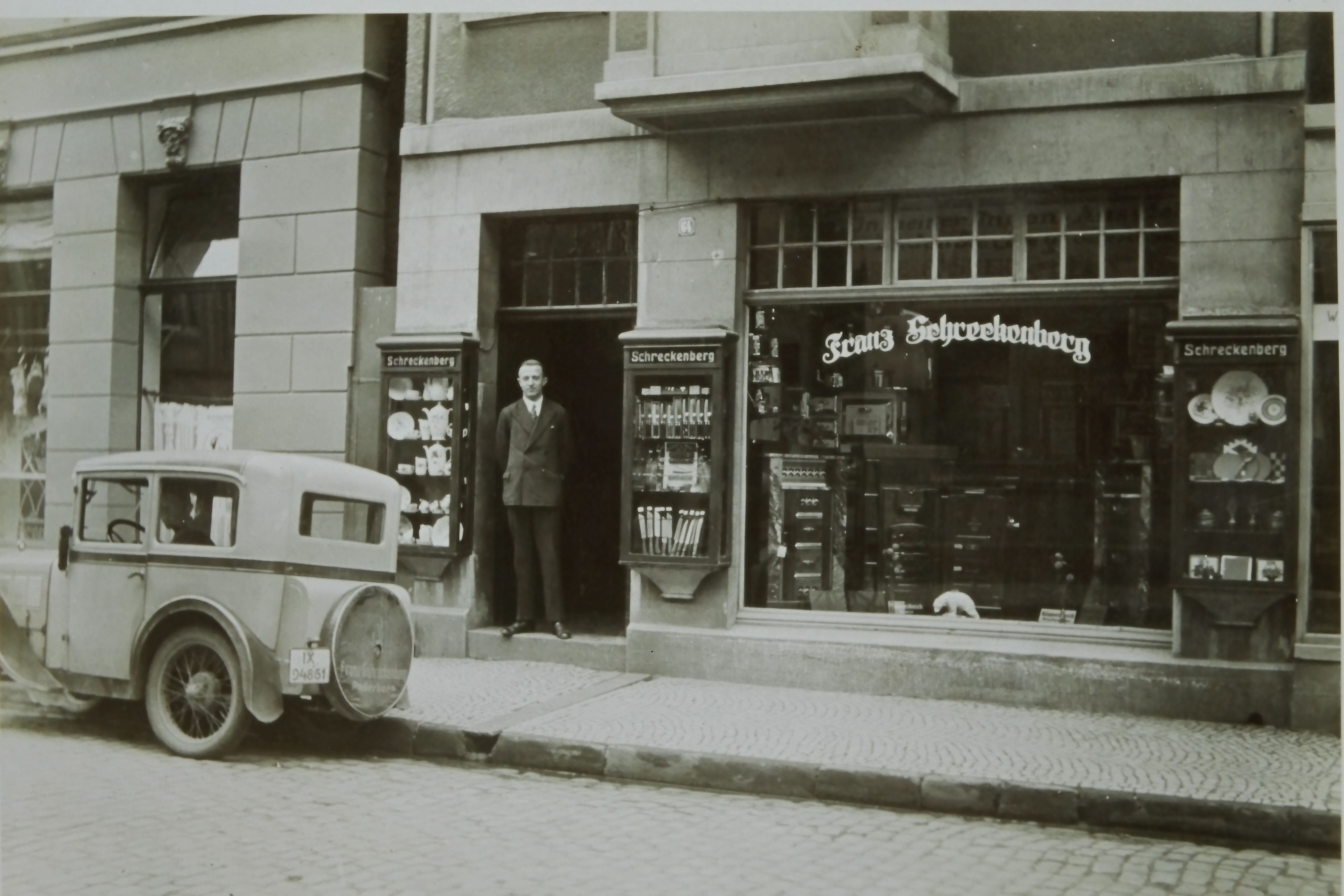 Historisches Foto eines Haushaltswarengeschäftes