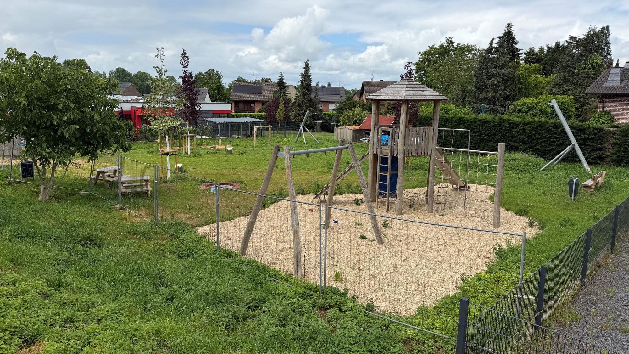 Das Bild zeigt einen Spielplatz.
