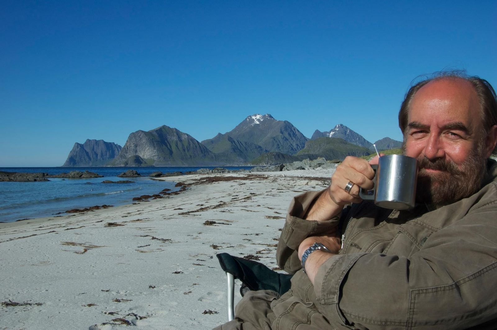 Michael Thiel ganz relaxt im Urlaub auf den Lofoten: Dort hielt sich der Hamburger Psychologe auch während der WM 2006 auf - und doch hatte er dort, „mitten im norwegischen Nirgendwo“, seine kleinen Public-Viewing-Momente. (Bild: privat)